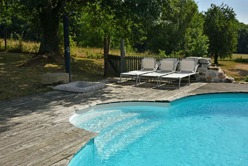 Piscine et jardin du gîte